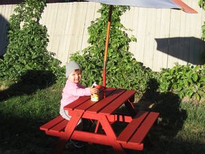 Karla bei ihren Lieblingsbeschäftigungen: Essen, Trinken, Spielen
