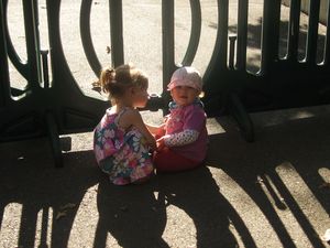 Aber auch Anderes ist interessant, z.B. andere Kinder und Hühner, Herumrennen und Holzelefanten