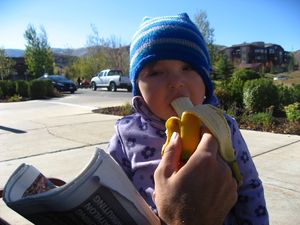 Karla isst alles - am liebsten Banane! Und dazu noch einen Blick in die Zeitung werfen!