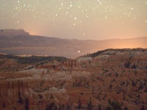 Nachthimmel über dem Bryce Canyon bei langer Belichtungszeit