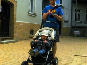 Im Hinterhof bei Jacob, auch der Papa hat Spaß beim Baggern