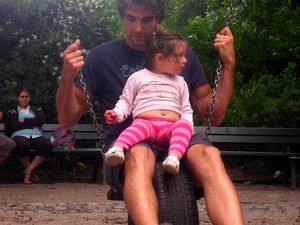 Spielplatz am Auensee in Leipzig mit Jacob und seinen Großeltern