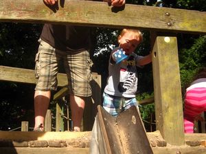 Spielplatz am Auensee in Leipzig mit Jacob und seinen Großeltern