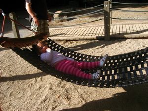 Spielplatz am Auensee in Leipzig mit Jacob und seinen Großeltern