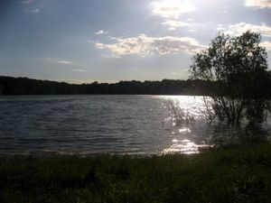 Spielplatz am Auensee in Leipzig mit Jacob und seinen Großeltern