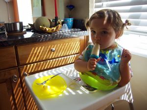"Jogo-Eis", selbstgemacht von Mama: Naturjoghurt und Banane tiefgefroren