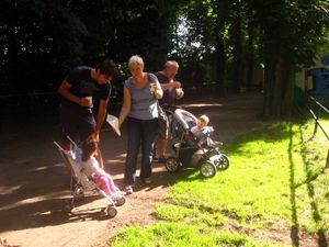 Spielplatz am Auensee in Leipzig mit Jacob und seinen Großeltern