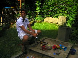 Im Hinterhof bei Jacob, auch der Papa hat Spaß beim Baggern