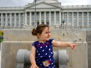 Karla in einem "Kindersitz" vor dem Capital alias Beehive (Bienenstock)
