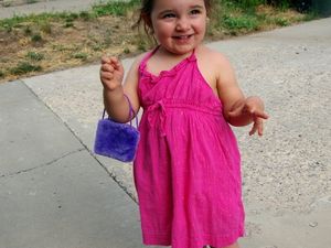 Vor dem Spielplatz: Karla brilliert in ihrer Rolle zwischen Queen Mum und Speerwerferin im Kleid