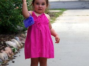 Vor dem Spielplatz: Karla brilliert in ihrer Rolle zwischen Queen Mum und Speerwerferin im Kleid