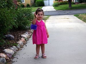 Vor dem Spielplatz: Karla brilliert in ihrer Rolle zwischen Queen Mum und Speerwerferin im Kleid