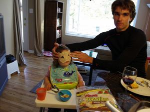 Karla mach Faxen beim Kürbisauflauf. Die Löcher hat sie selbst in die Tortilla gebissen. Ratet mal, wer ihr das gezeigt hat! Vielleicht sollte sie doch als Hannibal Lector gehen zu Halloween.