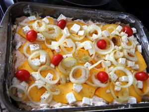 Karla mach Faxen beim Kürbisauflauf. Die Löcher hat sie selbst in die Tortilla gebissen. Ratet mal, wer ihr das gezeigt hat! Vielleicht sollte sie doch als Hannibal Lector gehen zu Halloween.