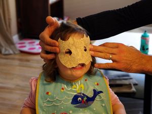 Karla mach Faxen beim Kürbisauflauf. Die Löcher hat sie selbst in die Tortilla gebissen. Ratet mal, wer ihr das gezeigt hat! Vielleicht sollte sie doch als Hannibal Lector gehen zu Halloween.