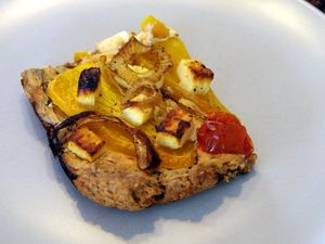 Karla mach Faxen beim Kürbisauflauf. Die Löcher hat sie selbst in die Tortilla gebissen. Ratet mal, wer ihr das gezeigt hat! Vielleicht sollte sie doch als Hannibal Lector gehen zu Halloween.