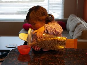 Karla und die Cheerios: Das Äffchen-Experiment am Menschen wiederholt.