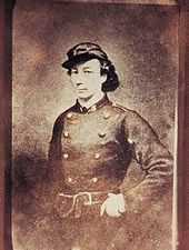 Louise Michel en uniforme pendant la Commune et déportée en Calédonie