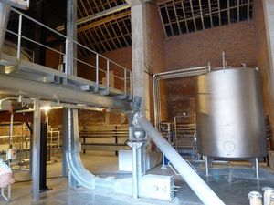 Le matériel de distillation, les cuves de distillation, un des deux alambics (anciennement de chez Caperdonich), et le spirit safe (idem)