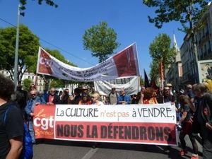 100 000 à Paris 10 000 à Marseille
