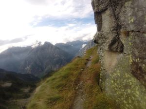 le col (oui, a gauche du chemin, il n'y a rien...)