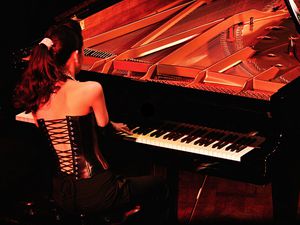 Yuja WANG  khatia BUNIATISHVILI  Lola ANASTAVOVA - (dés)habillées comme des putes pour jouer du piano classique ?