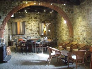 Pieve di San Cresci - Zentraler Raum des Künstlertreffs Macina di San Cresci - Inhaberin Demetria Verduci - Künstler Alfredo Futuro