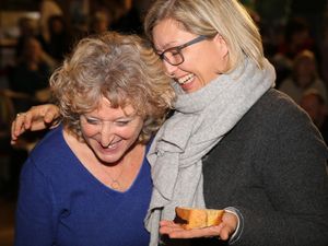 Es gab einen Jubiläumskuchen, den Dorothea Völker, nach dem sie die Kerzen ausgepustet hatte, anschnitt und verteilte, im Bild an ihre Kollegin Christina Stibi.