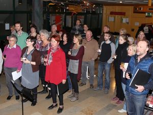 Immer wieder prosteten sich die frohgelaunten Sängerinnen und Sänger zu und stimmten Lieder an.