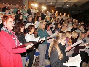 Mit einem einmaligen Projekt bereicherte 1997 der Projektchor der Sing- und Musikschule die 900 Jahrfeier der Gemeinde. Am 21. und am 22. Juni ging im Haus der Begegnung der Vorhang auf bei der Premiere von „Carmina Burana“ von Carl Orff in der Fassung für Chor, Soli, zwei Klaviere und Schlagwerk. Zur Erinnerung hatte Völker die Notenhefte von damals mitgebracht und so sang der Chor nochmals Teile des imposanten Werks, das 1997 im Oktober zwei Mal in den Mainfrankensälen wiederholt wurde und dann 1998 im April während der Konzertreise in die Toskana bei Aufführungen in der Partnerstadt Greve in Chianti und in Florenz für Furore sorgte.