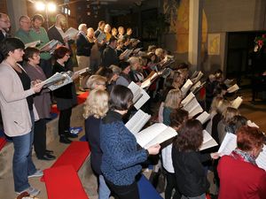 Mit einem einmaligen Projekt bereicherte 1997 der Projektchor der Sing- und Musikschule die 900 Jahrfeier der Gemeinde. Am 21. und am 22. Juni ging im Haus der Begegnung der Vorhang auf bei der Premiere von „Carmina Burana“ von Carl Orff in der Fassung für Chor, Soli, zwei Klaviere und Schlagwerk. Zur Erinnerung hatte Völker die Notenhefte von damals mitgebracht und so sang der Chor nochmals Teile des imposanten Werks, das 1997 im Oktober zwei Mal in den Mainfrankensälen wiederholt wurde und dann 1998 im April während der Konzertreise in die Toskana bei Aufführungen in der Partnerstadt Greve in Chianti und in Florenz für Furore sorgte.