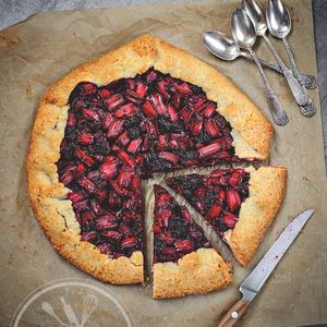 Tarte rustique à la rhubarbe et mûres