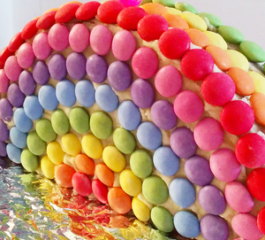 Le gâteau joyeux, plein de couleurs