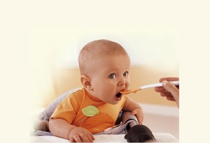 Come abituare il bambino al cucchiaio e al biberon