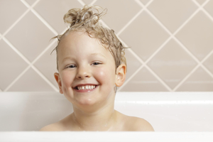 Come togliere la colla dai capelli dei bambini