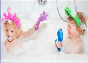 Come insegnare ai bambini a fare il bagno serenamente
