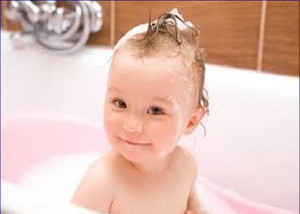 Come insegnare ai bambini a fare il bagno serenamente