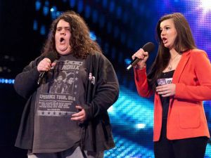 AL ESTILO SUSAN BOYLE CONMOVIÓ A LOS BRITÁNICOS, JONATHAN, UN JOVEN DE 17 AÑOS, NOTICIAS INSÓLITAS