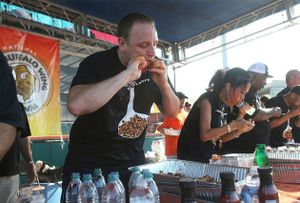 COME 191 ALITAS DE POLLO EN 12 MINUTOS, JOEY CHESTNUT ES EL CAMPEÓN, NOTICIAS INSÓLITAS
