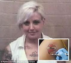 DETIENEN A UNA MAMÁ POR HACERLE TATUAJE A SU HIJA DE 11 AÑOS, NOTICIAS INSÓLITAS
