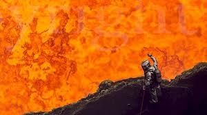 HOMBRE SE ACERCA A 30 METROS DEL CRÁCTER DE UN VOLCÁN, A UN PASO DE LA MUERTE, NOTICIAS INSÓLITAS