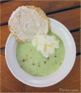 Soupe froide crémeuse de concombre au Philadelphia saumon fumé et aneth, chantilly au citron