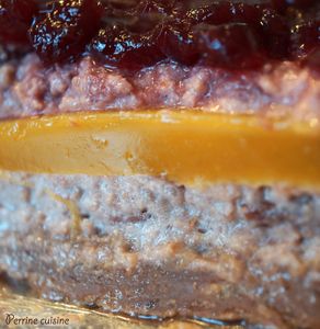 Millefeuille aux cerises et gelée de mangue, craquant praliné