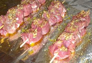 Brochettes d'agneau à la moutarde et jardinière de légumes primeurs