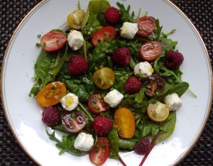 Salade de jeunes pousses, tomates cerises et framboises au Boursin Salade "Ail et Fines Herbes"
