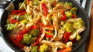 Nouilles sautées au poulet, sauce curry