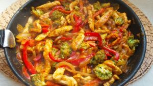 Nouilles sautées au poulet, sauce curry