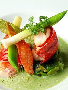 Homard bleu, vin blanc et flamant rose