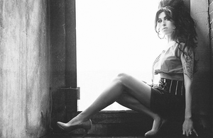 Amy Winehouse. "et sa voix dont on ne sait si elle la contrôlait parfaitement ou si elle lui échappait totalement"