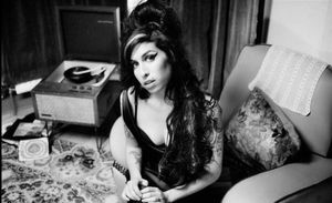 Amy Winehouse. "et sa voix dont on ne sait si elle la contrôlait parfaitement ou si elle lui échappait totalement"